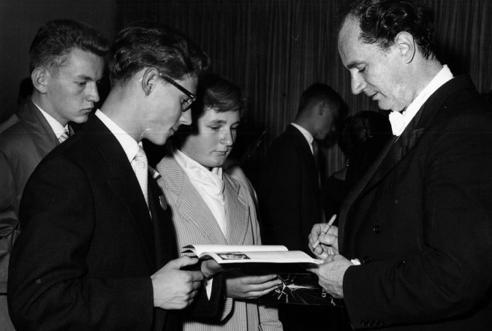 Rafael-Kubelik-mit-jungen-Autogrammsammlern_c_LF-Archiv-900x606