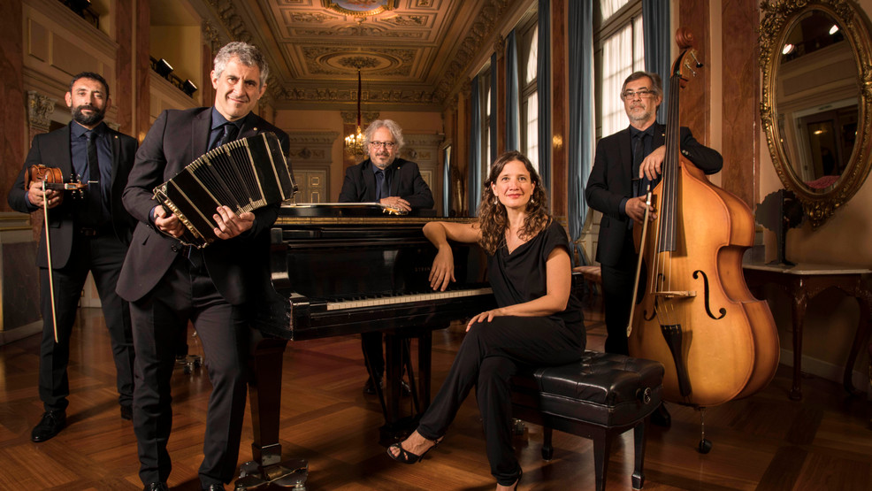 54f1bd0c-2983-4b85-bd2e-46b3735efbfe-large16x9_QuintetoAstorPiazzolla_4MauricioVelez